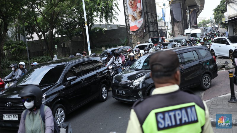 Dampak kebakaran area food court di kawasan Jalan Fatmawati, Jakarta, Senin (8/9/2025). (CNBC Indonesia/Tri Susilo)