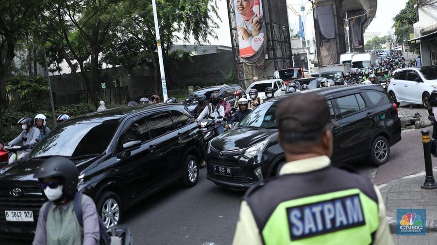 Dampak kebakaran area food court di kawasan Jalan Fatmawati, Jakarta, Senin (8/9/2025). (CNBC Indonesia/Tri Susilo)