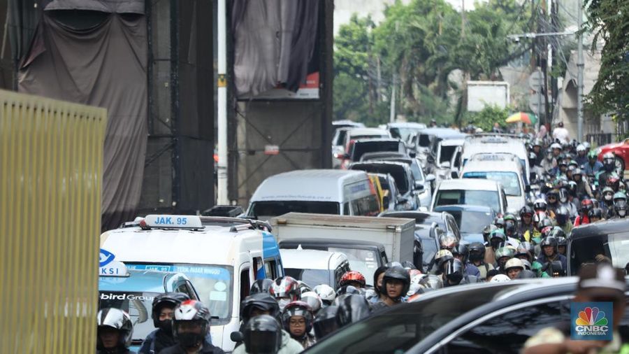 Dampak kebakaran area food court di kawasan Jalan Fatmawati, Jakarta, Senin (8/9/2025). (CNBC Indonesia/Tri Susilo)