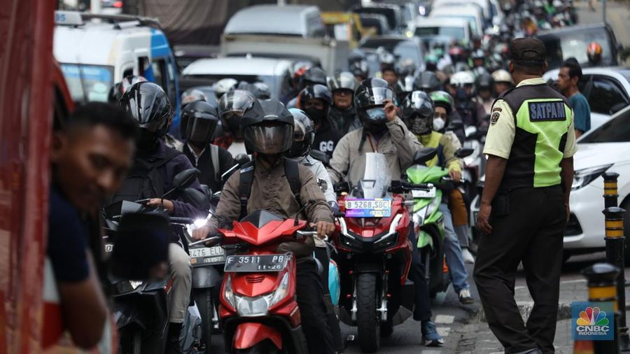Dampak kebakaran area food court di kawasan Jalan Fatmawati, Jakarta, Senin (8/9/2025). (CNBC Indonesia/Tri Susilo)