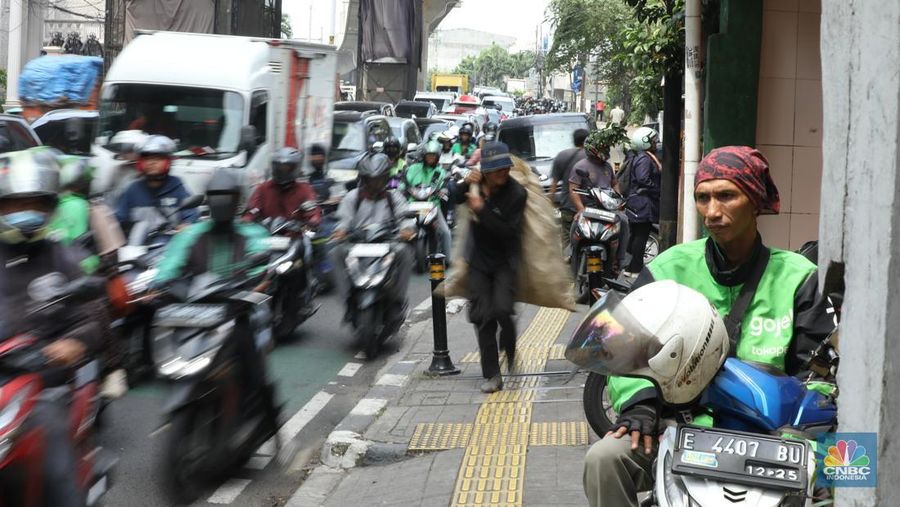 Dampak kebakaran area food court di kawasan Jalan Fatmawati, Jakarta, Senin (8/9/2025). (CNBC Indonesia/Tri Susilo)