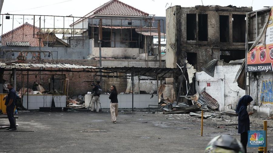 Dampak kebakaran area food court di kawasan Jalan Fatmawati, Jakarta, Senin (8/9/2025). (CNBC Indonesia/Tri Susilo)