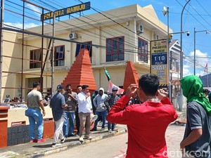 Demo Depan Polresta Mamuju, Massa Desak 2 Mahasiswa Bawa Molotov Dibebaskan