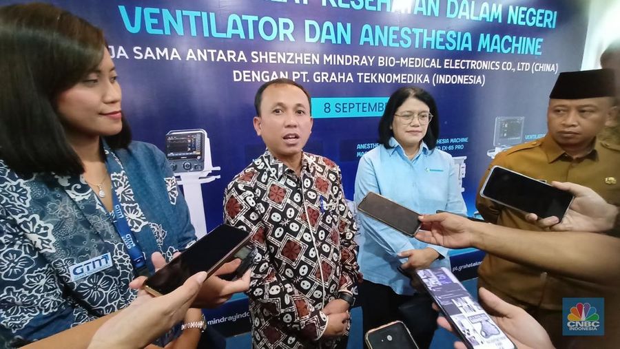 Direktur Industri Permesinan dan Alat Mesin Pertanian Kemenperin, Solehan (dua dari kiri) dan Dirjen Farmalkes Lucia Rizka Andalusia (tiga dari kiri) di Graha Teknomedika, Senin (8/9/2025). (CNBC Indonesia/Ferry Sandi)