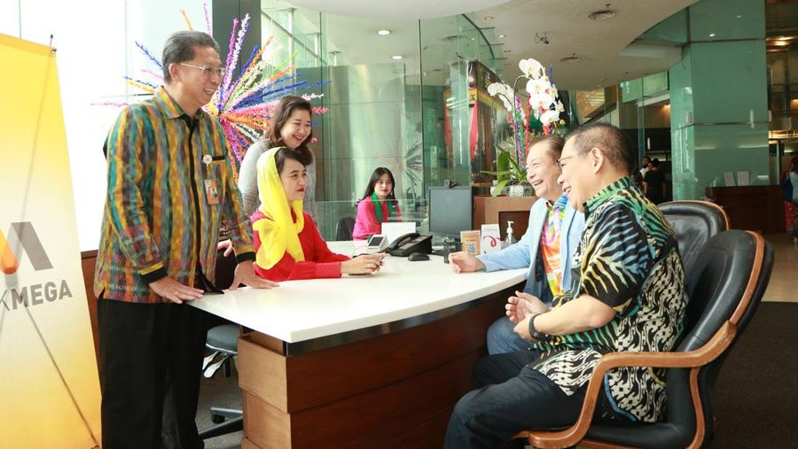 Direktur Utama Bank Mega Kostaman Thayib (kiri) bersama Regional Head Bank Mega Jakarta 2 Sandra Rustandi (ketiga kiri), menyapa langsung Wiyandi The (kanan) dan Go Kiong Hwoo (kedua kanan kanan) yang merupakan nasabah Bank Mega dalam rangka peringatan Hari Pelanggan Nasional 2025 yang digelar di KCU Jakarta – Tendean. Sesuai tema Harpelnas 2025, "ThinkCustomer", Bank Mega fokus menyebarkan apresiasi kepada para nasabah melalui seluruh jaringan kantor Bank Mega dengan dekorasi tematik yang meriah serta kehadiran pegawai yang mengenakan kostum kreatif di luar seragam resmi sehingga menciptakan suasana yang lebih hangat, bersahabat, dan penuh kegembiraan. (Dok. Bank Mega)