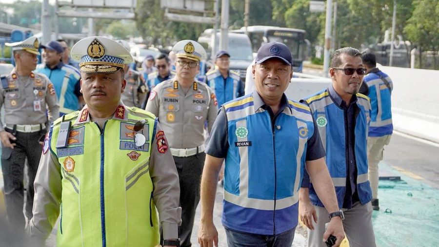 Direktur Utama Jasa Marga Rivan A. Purwantono (tengah) melakukan pengecekan jalan tol