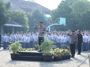 Kapolda Banten Pimpin Upacara di Sekolah, Ingatkan Siswa Tak Boleh Ikut Demo