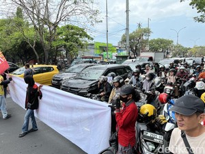 Driver Ojol Demo Tutup Jalan Depan Kantor Gubernur Sulsel, Lalin Macet Parah
