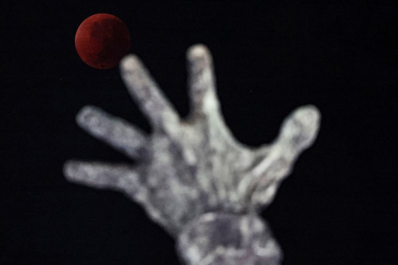 Gerhana bulan total terlihat dari Jakarta, Senin (8/9/2025). (REUTERS/Willy Kurniawan) Gerhana bulan total terlihat dari Jakarta, Senin (8/9/2025). (REUTERS/Willy Kurniawan)
