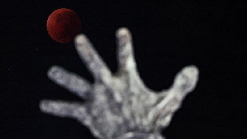 Gerhana bulan total terlihat dari Jakarta, Senin (8/9/2025). (REUTERS/Willy Kurniawan)