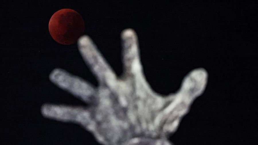 Gerhana bulan total terlihat dari Jakarta, Senin (8/9/2025). (REUTERS/Willy Kurniawan) Gerhana bulan total terlihat dari Jakarta, Senin (8/9/2025). (REUTERS/Willy Kurniawan)