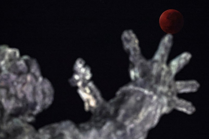 Gerhana bulan total terlihat dari Jakarta, Senin (8/9/2025). (REUTERS/Willy Kurniawan)