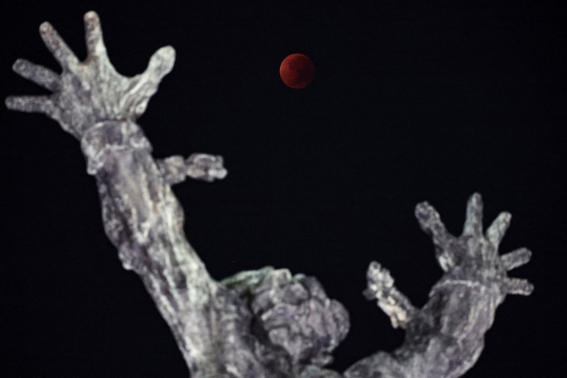 Gerhana bulan total terlihat dari Jakarta, Senin (8/9/2025). (REUTERS/Willy Kurniawan)