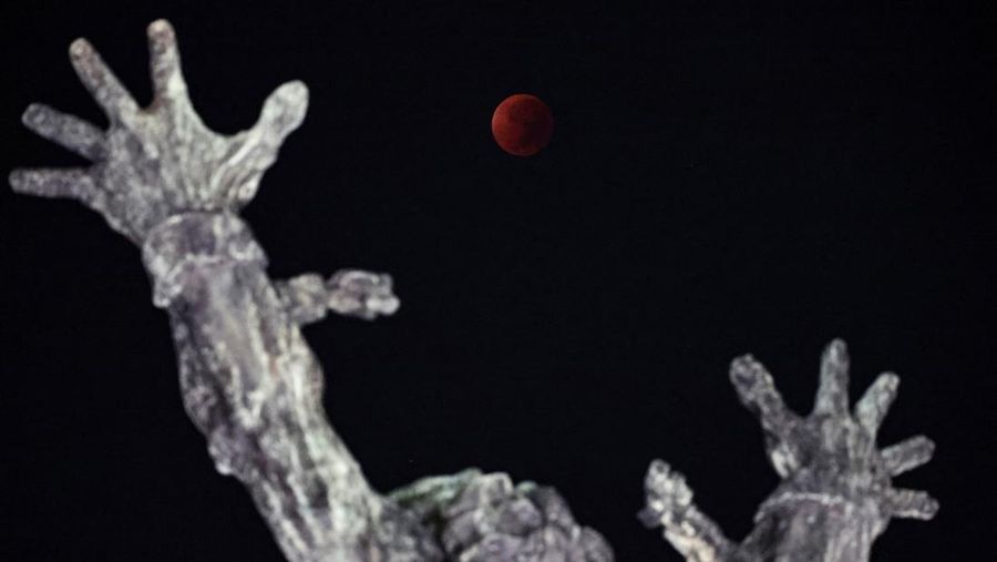 Gerhana bulan total terlihat dari Jakarta, Senin (8/9/2025). (REUTERS/Willy Kurniawan) Gerhana bulan total terlihat dari Jakarta, Senin (8/9/2025). (REUTERS/Willy Kurniawan)