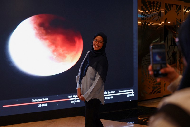 Gerhana bulan total terlihat dari Jakarta, Senin (8/9/2025). (REUTERS/Willy Kurniawan)