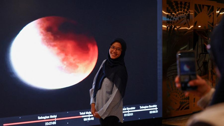 Gerhana bulan total terlihat dari Jakarta, Senin (8/9/2025). (REUTERS/Willy Kurniawan) Gerhana bulan total terlihat dari Jakarta, Senin (8/9/2025). (REUTERS/Willy Kurniawan)