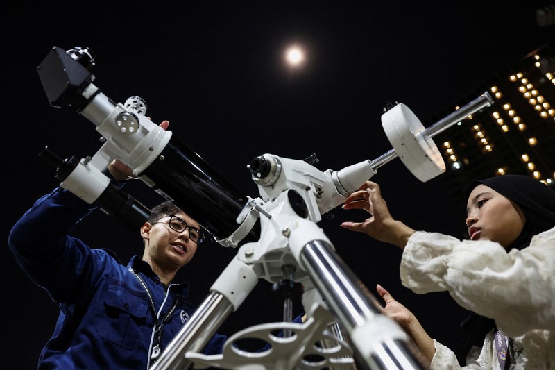 Gerhana bulan total terlihat dari Jakarta, Senin (8/9/2025). (REUTERS/Willy Kurniawan)