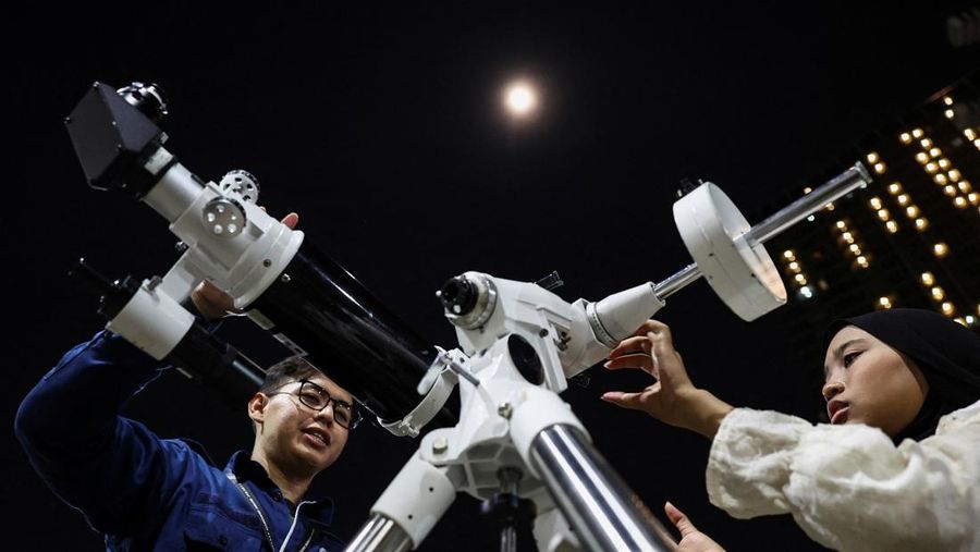 Gerhana bulan total terlihat dari Jakarta, Senin (8/9/2025). (REUTERS/Willy Kurniawan) Gerhana bulan total terlihat dari Jakarta, Senin (8/9/2025). (REUTERS/Willy Kurniawan)