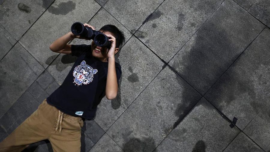 Gerhana bulan total terlihat dari Jakarta, Senin (8/9/2025). (REUTERS/Willy Kurniawan)