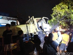 Tabrakan Karambol Libatkan Ertiga dan 2 Truk di Jogonalan Klaten