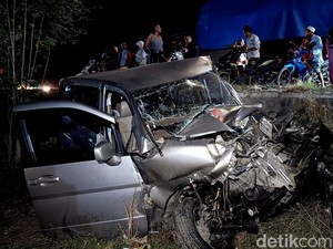 Nissan Serena Remuk Tertabrak KA Ranggajati gegara Mogok di Atas Pelintasan