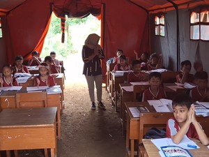 Kelas Tertimbun Longsor, Siswa SD di Tulungagung Belajar di Tenda Darurat