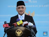 Menteri Haji dan Umroh Mochamad Irfan Yusuf saat konpres di Istana Negara, Jakarta, Senin (8/9/2025). (CNBC Indonesia/Tri Susilo)