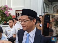 Menteri Keuangan, Purbaya Yudhi Sadewa saat doorstop dengan wartawan di kawasan Istana Negara. (CNBC Indonesia/Emir Yanwardhana)