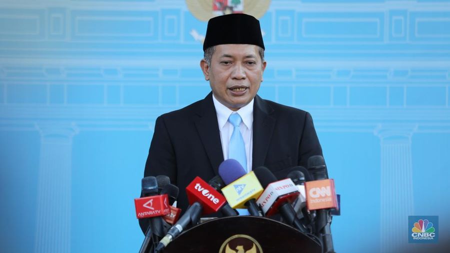 Menteri Koperasi Ferry Juliantono saat konpres di Istana Negara, Jakarta, Senin
(8/9/2025). (CNBC Indonesia/Tri Susilo)