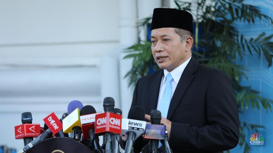 Menteri Koperasi Ferry Juliantono saat konpres di Istana Negara, Jakarta, Senin 
 (8/9/2025). (CNBC Indonesia/Tri Susilo)