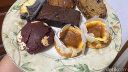 Ada Brownies dan Cheesecake Rp 10 Ribuan di Pinggir Rel Kereta Bintaro