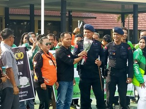 Puluhan Driver Ojol Palembang Bagikan Bunga Mawar ke TNI-Polri