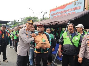 Perkuat Silaturahmi dengan Ojol, Polres Bekasi Kota Bagikan 150 Paket Sembako