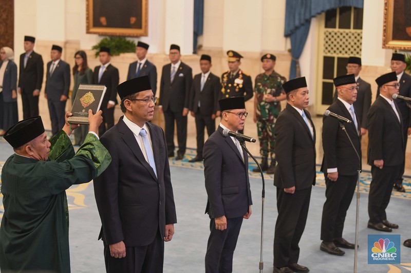 Presiden Prabowo Subianto kembali melakukan reshuffle kabinet untuk kedua kalinya. Sore ini, Prabowo resmi melantik sejumlah menteri baru di Istana Negara, Jakarta Pusat, Senin (8/9/2025). (CNBC Indonesia/Tri Susilo) Presiden Prabowo Subianto kembali melakukan reshuffle kabinet untuk kedua kalinya. Sore ini, Prabowo resmi melantik sejumlah menteri baru di Istana Negara, Jakarta Pusat, Senin (8/9/2025). (CNBC Indonesia/Tri Susilo)