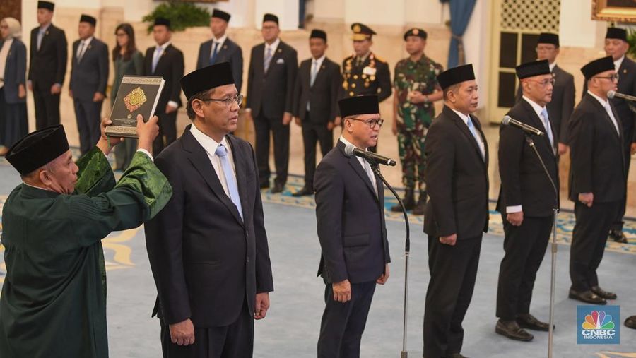 Presiden Prabowo Subianto kembali melakukan reshuffle kabinet untuk kedua kalinya. Sore ini, Prabowo resmi melantik sejumlah menteri baru di Istana Negara, Jakarta Pusat, Senin (8/9/2025). (CNBC Indonesia/Tri Susilo) Presiden Prabowo Subianto kembali melakukan reshuffle kabinet untuk kedua kalinya. Sore ini, Prabowo resmi melantik sejumlah menteri baru di Istana Negara, Jakarta Pusat, Senin (8/9/2025). (CNBC Indonesia/Tri Susilo)