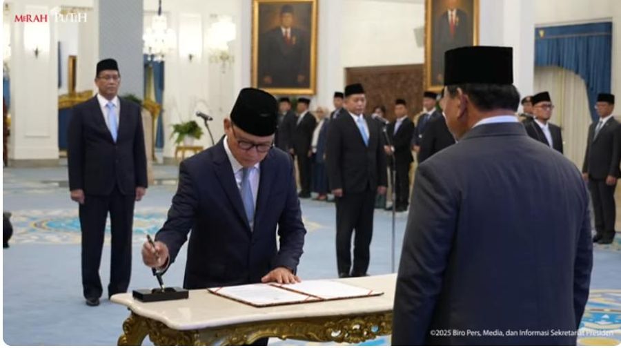Presiden Prabowo Subianto melantik Mukhtarudin sebagai Menteri Perlindungan Pekerja Migran Indonesia/Kepala BP2MI di Istana Negara, Jakarta, Senin (8/9/2025). (Tangkapan Layar Youtube Sekretariat Presiden)