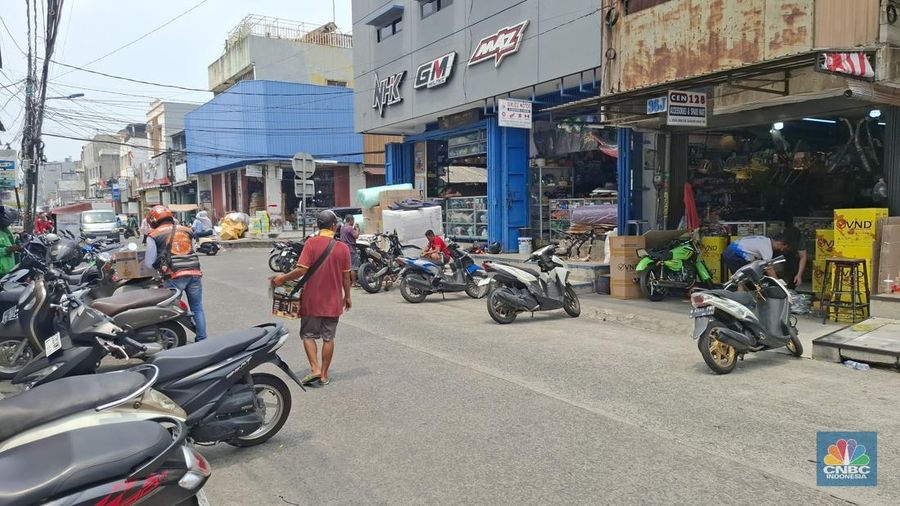 Pusat onderdil dan aksesoris motor di Jalan Kebon Jeruk III, Mangga Besar Jakarta Barat. (CNBC Indonesia/Chandra)