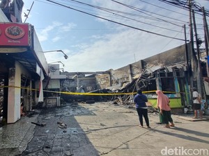 Situasi Ruko Terbakar di Jalan Fatmawati: Digaris Polisi, Lalin Dialihkan