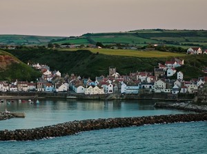 Runswick Bay: Ramai Saat Liburan, Sunyi Bak Kota Mati Setelahnya