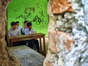 Kala Pelajar MTs di Kampung Gempol Belajar di Bawah Bayang Retakan