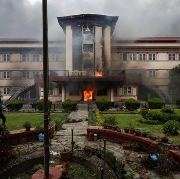 Chaos di Nepal, Massa Gen Z Bakar Rumah Politisi hingga Parlemen