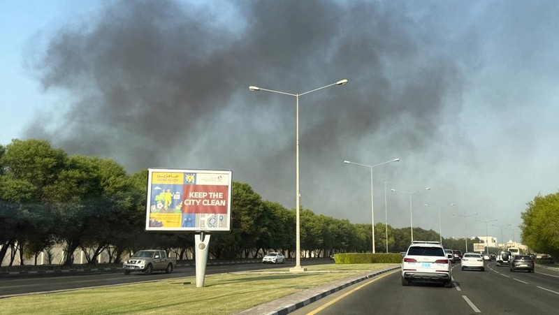 Asap mengepul setelah beberapa ledakan terdengar di Doha, Qatar, 9 September 2025. (REUTERS/Ibraheem Abu Mustafa)