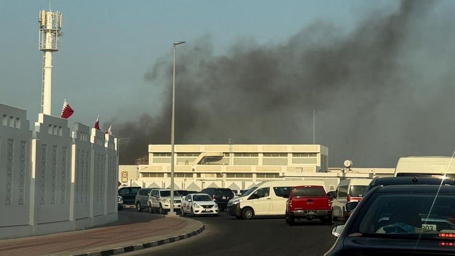 Asap mengepul setelah beberapa ledakan terdengar di Doha, Qatar, 9 September 2025. (REUTERS/Ibraheem Abu Mustafa)