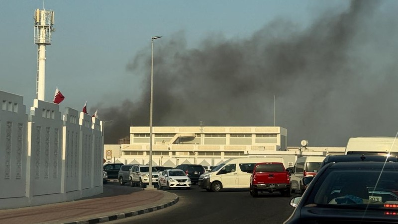 Asap mengepul setelah beberapa ledakan terdengar di Doha, Qatar, 9 September 2025. (REUTERS/Ibraheem Abu Mustafa)