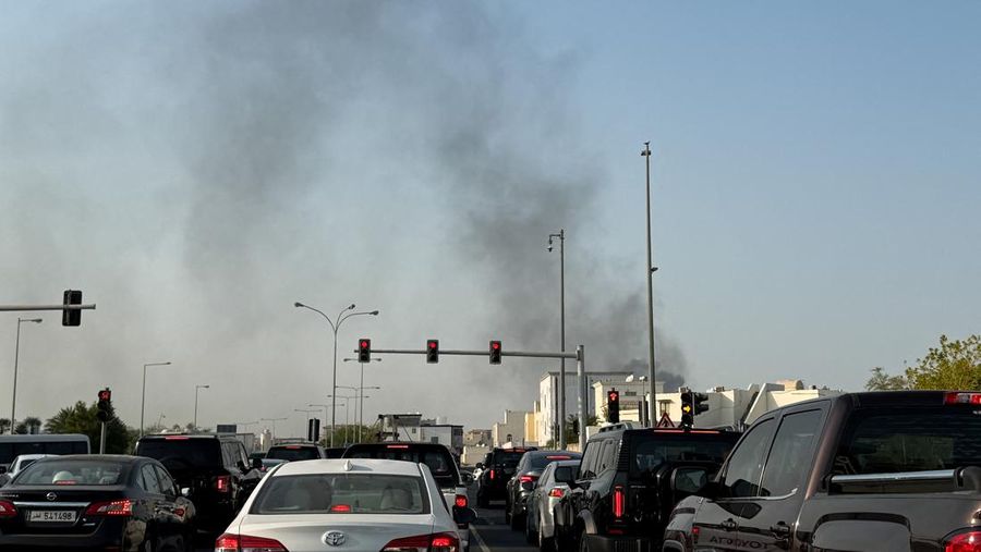 Asap mengepul setelah beberapa ledakan terdengar di Doha, Qatar, 9 September 2025. (REUTERS/Ibraheem Abu Mustafa)