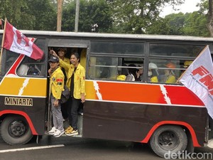 Naik Bus, BEM UI Berangkat ke DPR Demo Kawal Tuntutan 17+8