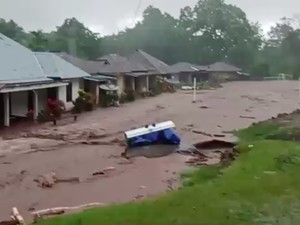 Korban Banjir Nagekeo NTT Keluhkan Dapur Umum Jauh dan Makanan Terbatas