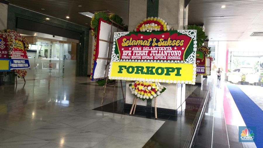 Berjejer rapi karangan bunga menyambut Menteri Koperasi (Menkop) baru, Ferry Juliantono di kantor Kemenkop, Jakarta, Selasa (9/9/2025). (CNBC Indonesia/Martyasari Rizky)