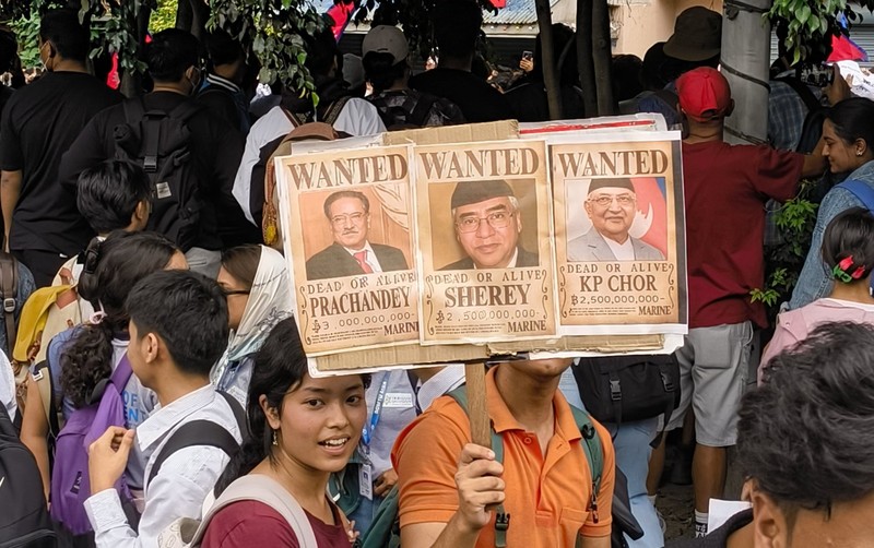 Ricuh demonstran dalam protes di luar Gedung Parlemen di Kathmandu, Nepal, Senin (8/9/2025). (AFP/PRABIN RANABHAT) Ricuh demonstran dalam protes di luar Gedung Parlemen di Kathmandu, Nepal, Senin (8/9/2025). (AFP/PRABIN RANABHAT)