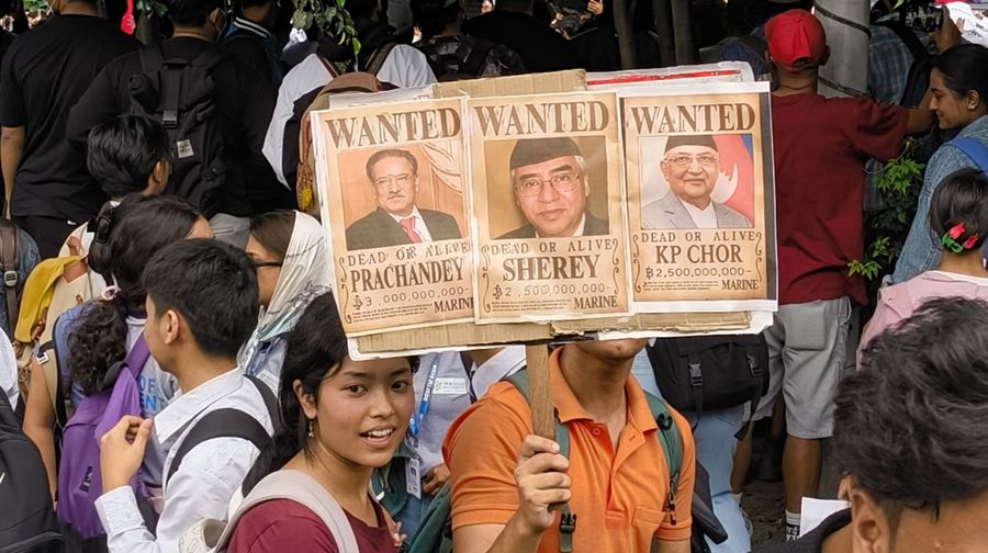 Ricuh demonstran dalam protes di luar Gedung Parlemen di Kathmandu, Nepal, Senin (8/9/2025). (AFP/PRABIN RANABHAT)